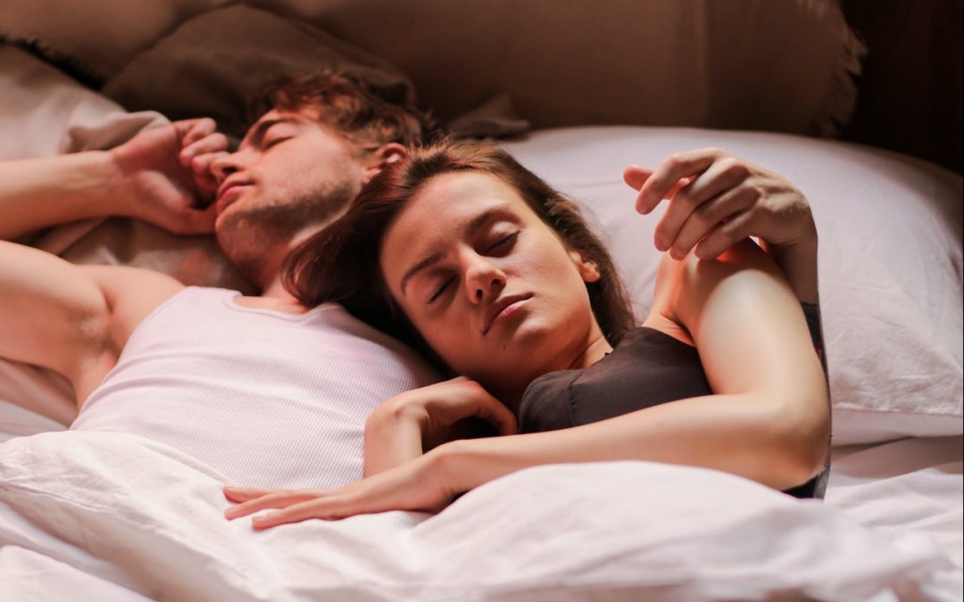 Dorme melhor sozinho ou acompanhado?